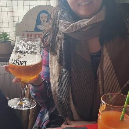 45 Jessica se met a la biere
