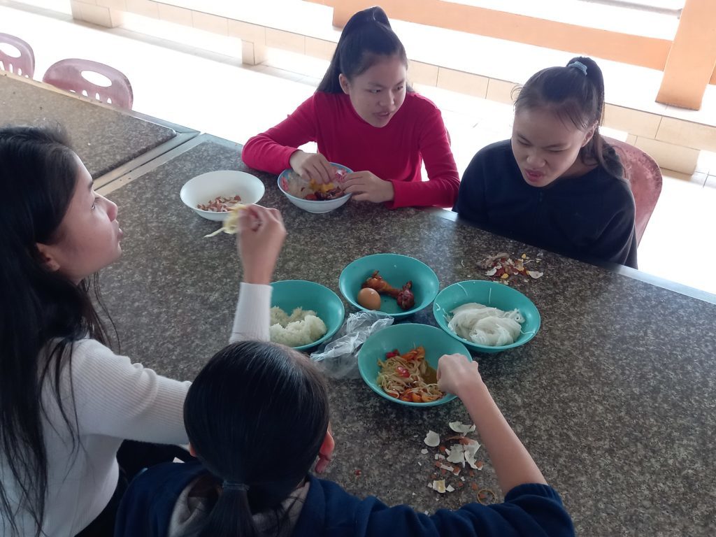 4 jeunes filles sont réunies autour d'un repas