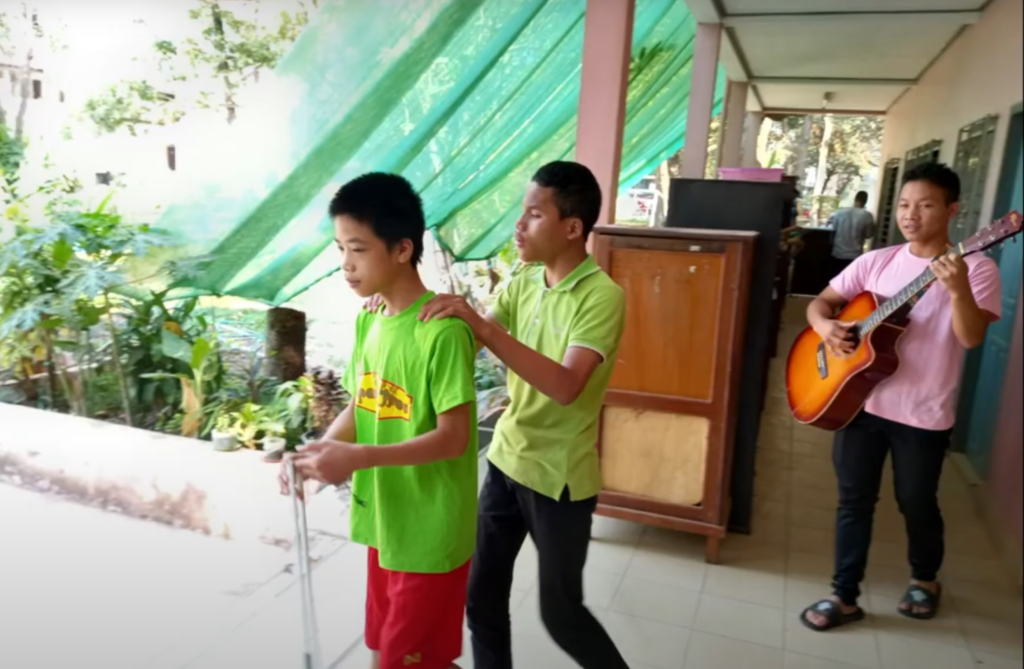 2023-01-01_2_Jeunes_a_la_file_et_un_guitariste