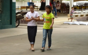 Deux enfants aveugles marchent dans la rue.