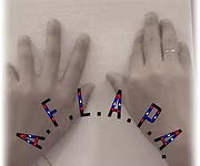 Deux mains posées sur une surface plane