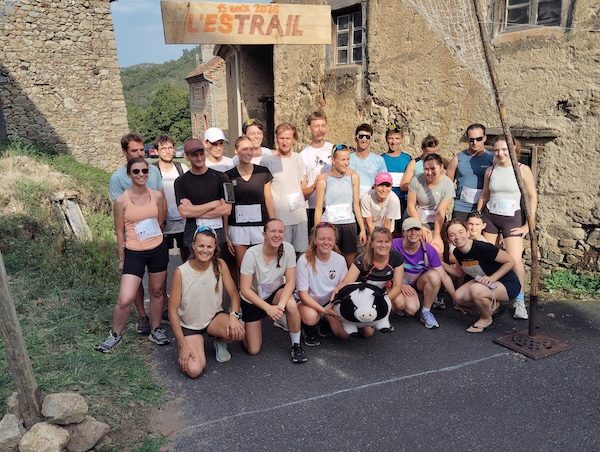 Ensemble des coureurs et coureuses au départ de la 1ère édition de l'Estral, samedi 15 août
