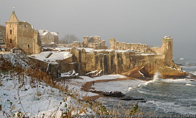 Les ruines du château de Saint Andrews sous la neige 