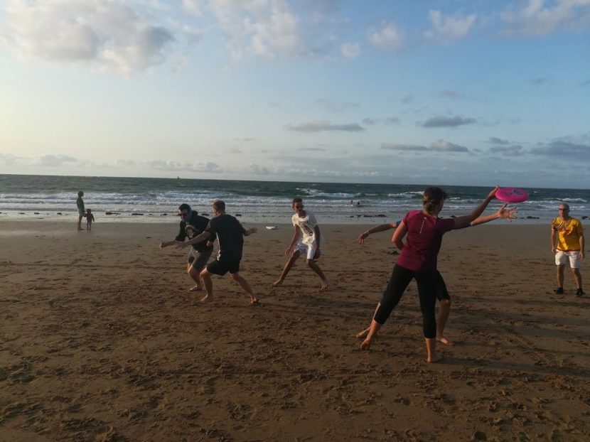 Entrainement mixte d'ultimate frisbee sur une plage de Saint-Malo