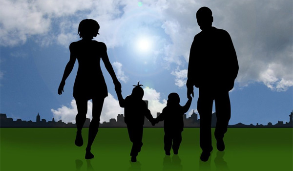 Famille avec deux enfants, représentée en ombre. En arrière-plan, un ciel bleu