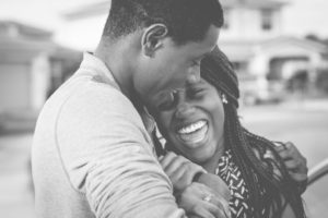 Un couple d'amoureux afro-descendants visiblement épanoui