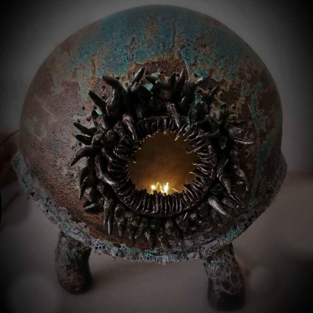 Michaëlla Smart "Chonoghast walking in the light", Sculpture céramique